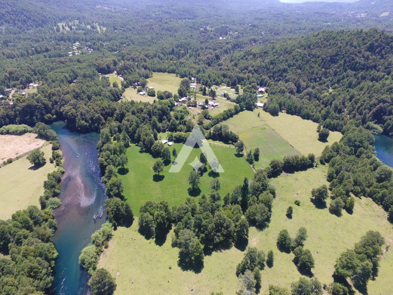 Cabañas & Tinajas Hermosa Granja a orillas del Río Liucura Pucon