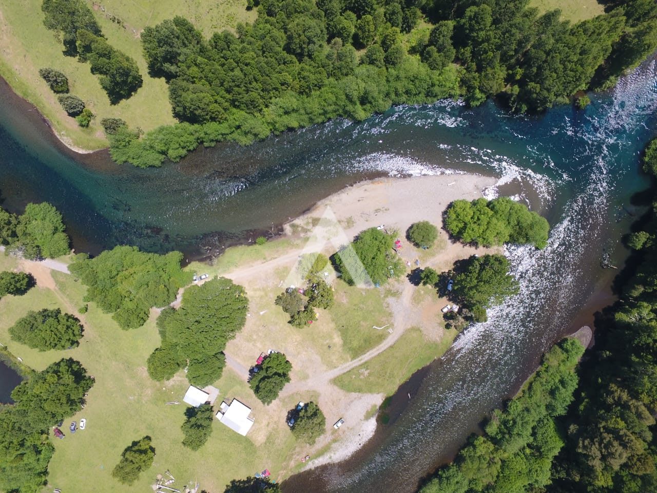 Cabañas & Tinajas Hermosa Granja a orillas del Río Liucura Pucon