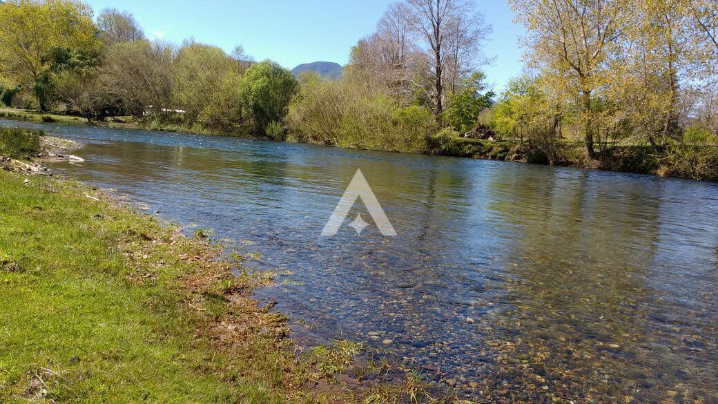 Cabaña en la Pradera Hermosa Granja a orillas del Río Liucura Pucon