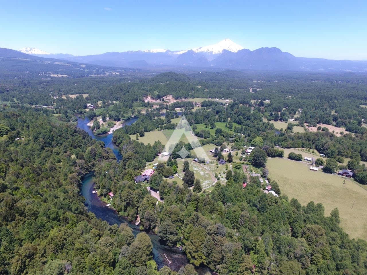 Cabañas & Tinajas Hermosa Granja a orillas del Río Liucura Pucon