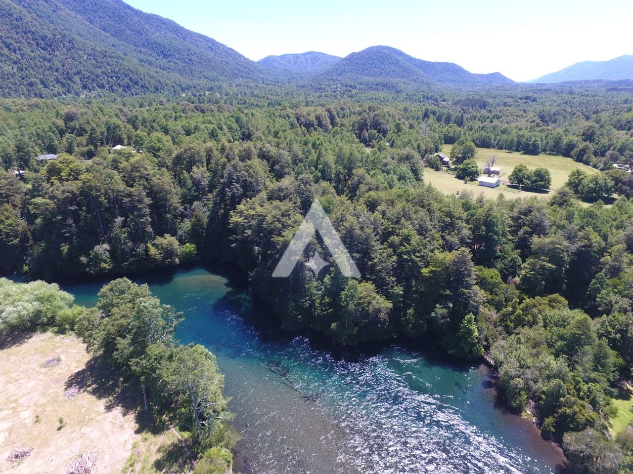 Cabaña en la Pradera Hermosa Granja a orillas del Río Liucura Pucon