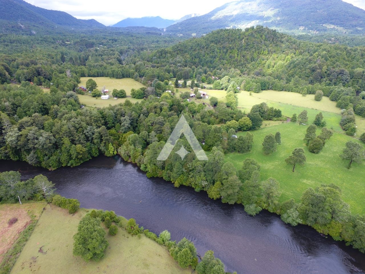 Cabañas & Tinajas Hermosa Granja a orillas del Río Liucura Pucon